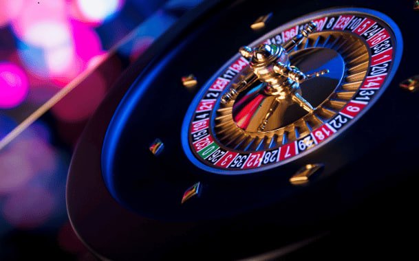 party77 mobile app showing live football matches and casino games
